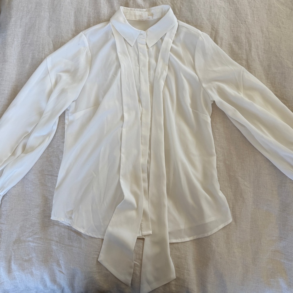 Riley & Rae Balloon sleeve flowy blouse with bow necktie.